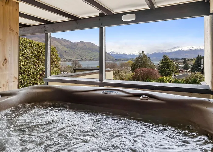 Holiday home Hot Tub Time Machine! Wanaka